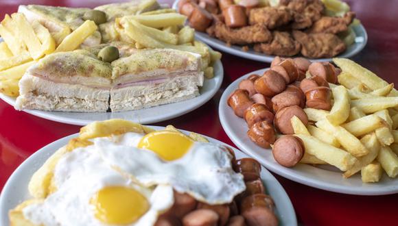 La salchipapa, en sus diferentes versiones, y la Tiptorella son clásicos que no se puede perder. (Fotos: Cesar Campos / El Comercio)