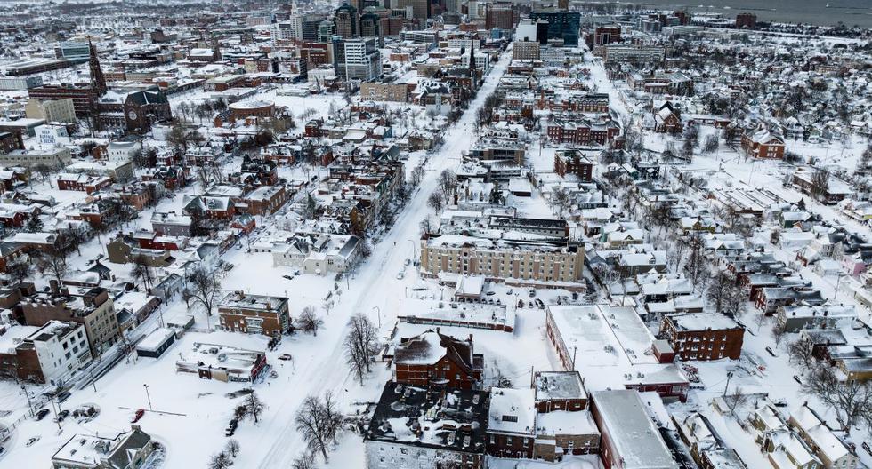 La nieve cubre la dce Buffalo, en Nueva York, en esta fotografía aérea tomada por un dron el 25 de diciembre de 2022. (Joed Viera / AFP).