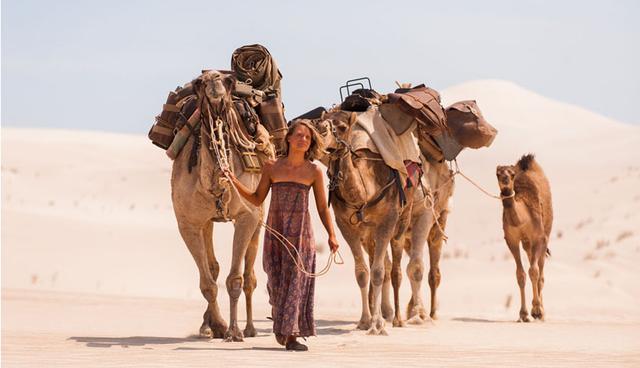 Tracks. Es una película basada en la historia de la escritora Roby Davidson, interpretada por Mia Wasikowska, que en 1973 decidió recorrer más de 2.500 kilómetros a través del desierto del este de Australia. Una travesía sobre la importancia de disfrutar las cosas simples de la vida. (Foto: Difusión)