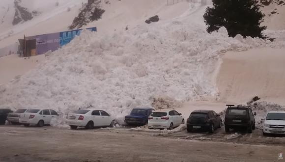 Más de 12 autos terminaron cubiertos por la nieve en una zona destinada para practicar esquí. (Foto: YouTube).