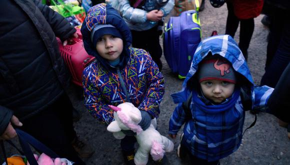 Los niños abordan un autobús después de huir de Ucrania a Rumania, luego de la invasión rusa de Ucrania, en el cruce fronterizo en Siret, Rumania. (Foto: REUTERS/Clodagh Kilcoyne).