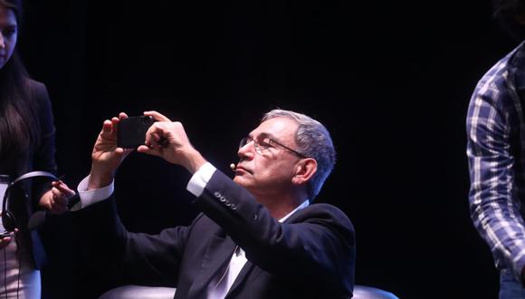 Hay Festival. Aficionado a las fotos, Orhan Pamuk estuvo muy receptivo con el publico que acudió a escucharlo. Foto: Alessandro Currarino/ El Comercio.