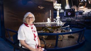 A los 82 años, la "computadora humana" de la NASA Sue Finley aún mira a las estrellas