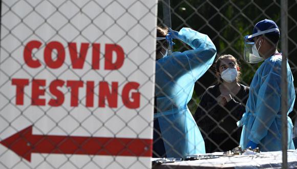 Los trabajadores de la salud son vistos en un sitio de prueba para el coronavirus sin cita previa, el 24 de noviembre de 2020, en San Fernando, California, al noreste de la ciudad de Los Ángeles (Estados Unidos). (ROBYN BECK / AFP).