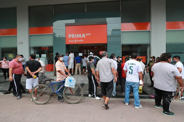 La cantidad de gente aglomerada, dejando de lado la indicación de un metro de separación entre cada persona, generó preocupación. (FOTO: LINO CHIPANA / GEC)