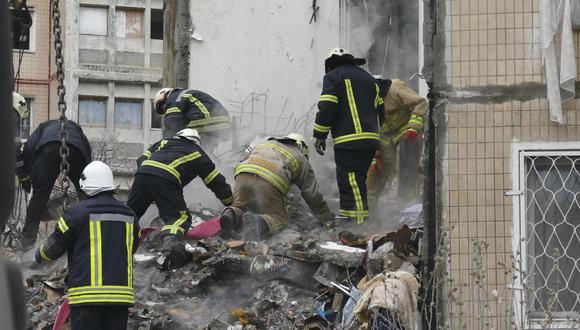 Los rescatistas ucranianos trabajan en el sitio de un edificio residencial dañado después de un ataque nocturno en la ciudad sureña de Odesa, Ucrania, el 02 de marzo de 2024. EFE/EPA/IGOR TKACHENKO