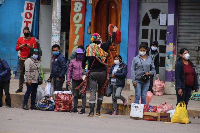 En el mercado Vinocanchon y en las calles principales del distrito de San Jerónimo los ciudadanos no respetan el aislamiento social ni el uso obligatorio de mascarillas (Foto: Melissa Valdivia).