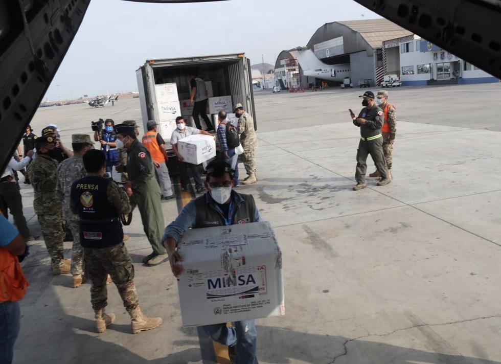 Un avión de la Fuerza Aérea del Perú (FAP) partió esta mañana con el primer cargamento de vacunas contra el COVID-19 para las regiones que califican en nivel extremo. La ministra de Defensa, Nuria Esparch, indicó que se recibió 131 cajas con vacunas, equivalentes a 6 toneladas, para ser distribuidas en 11 itinerarios de vuelos al interior del país. (Foto: Mindef)