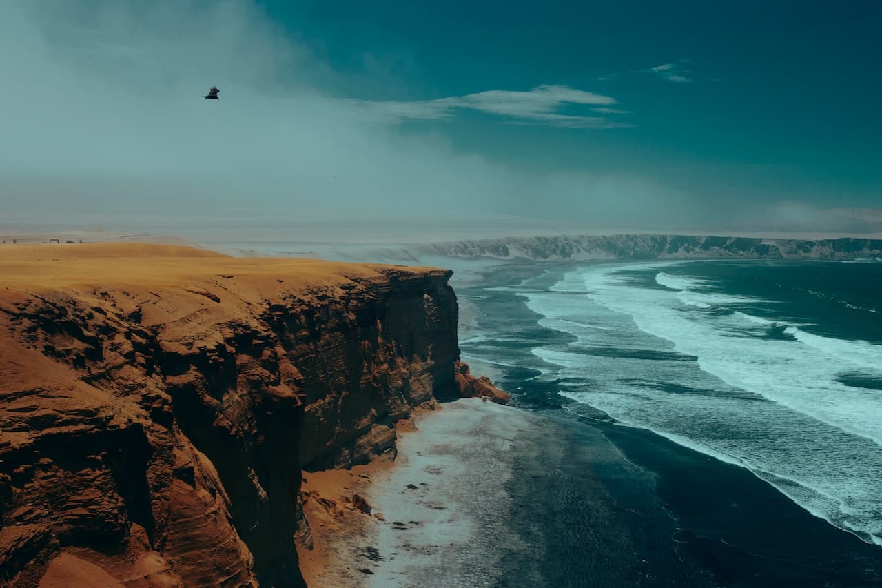 ¿Playas arenosas o rocosas? compara las mejores playas del Perú